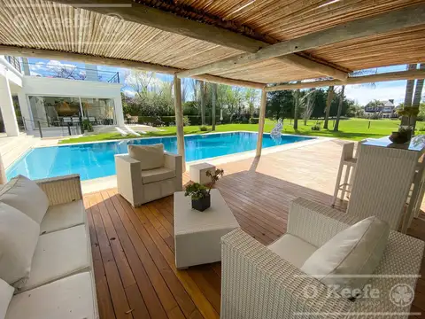 Casa en Venta con 3 cocheras