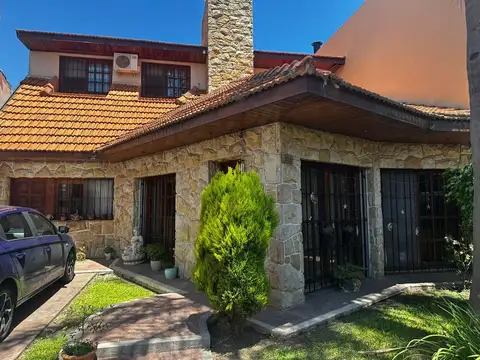 VENTA CASA 4 AMB. C/ PILETA CLIMATIZADA Y PARQUE.