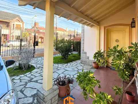 GRAN CASA EN LOTE PROPIO EN VENTA EN ZONA PLAZA ALEM