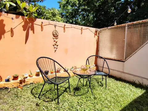 Duplex de 3 ambientes con jardin, cochera y baulera.