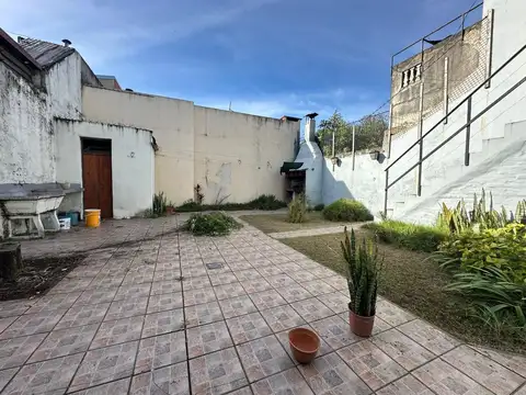 VENTA CASA DE 3 DORMITORIOS CON JARDIN BARRIO CURA