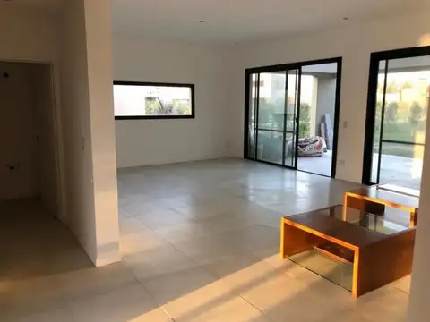 Casa en Alquiler con 2 cocheras