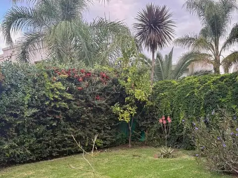 Casa en Alquiler con 2 cocheras