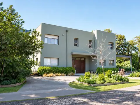 Casa de 4 dormitorios y comodin desarrollada en 2 plantas con galeria, jardín y pileta