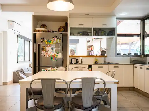 Casa de 4 dormitorios y comodin desarrollada en 2 plantas con galeria, jardín y pileta