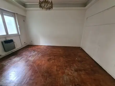 3 AMBIENTES CON BALCÓN Y PATIO 1 PISO POR ESCALERA.
