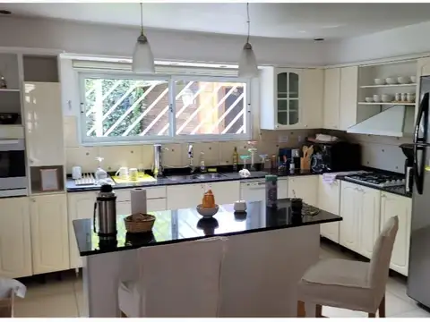 Venta casa céntrica, 3 dorm, quincho, garage, Caleta Olivia