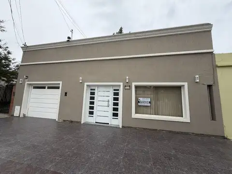 Venta casa céntrica, 3 dormitorios, quincho, garage, Caleta Olivia