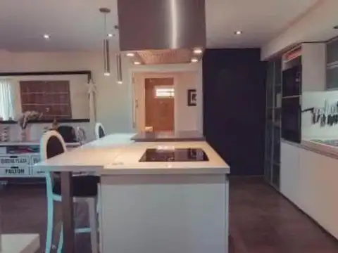 Casa en Venta con 4 cocheras