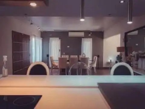 Casa 8 ambientes con 4 baños