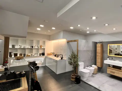 LOCAL EN ESQUINA, 168 m2.  totales, 40 m2  de 5 vidrieras, dos plantas, doble altura equipado para show room. Unico en la zona