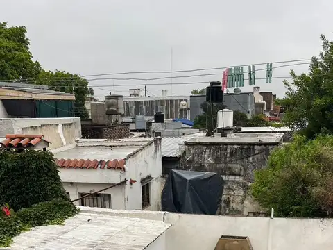 Casa 8 ambientes con 2 baños