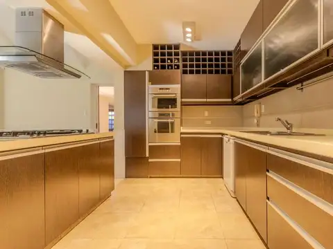 Casa 6 ambientes con 4 baños