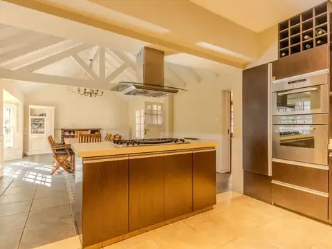 Casa en Venta con 4 cocheras