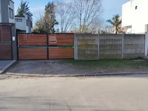 35 e/ Montevideo y 175. Venta de lote en Berisso