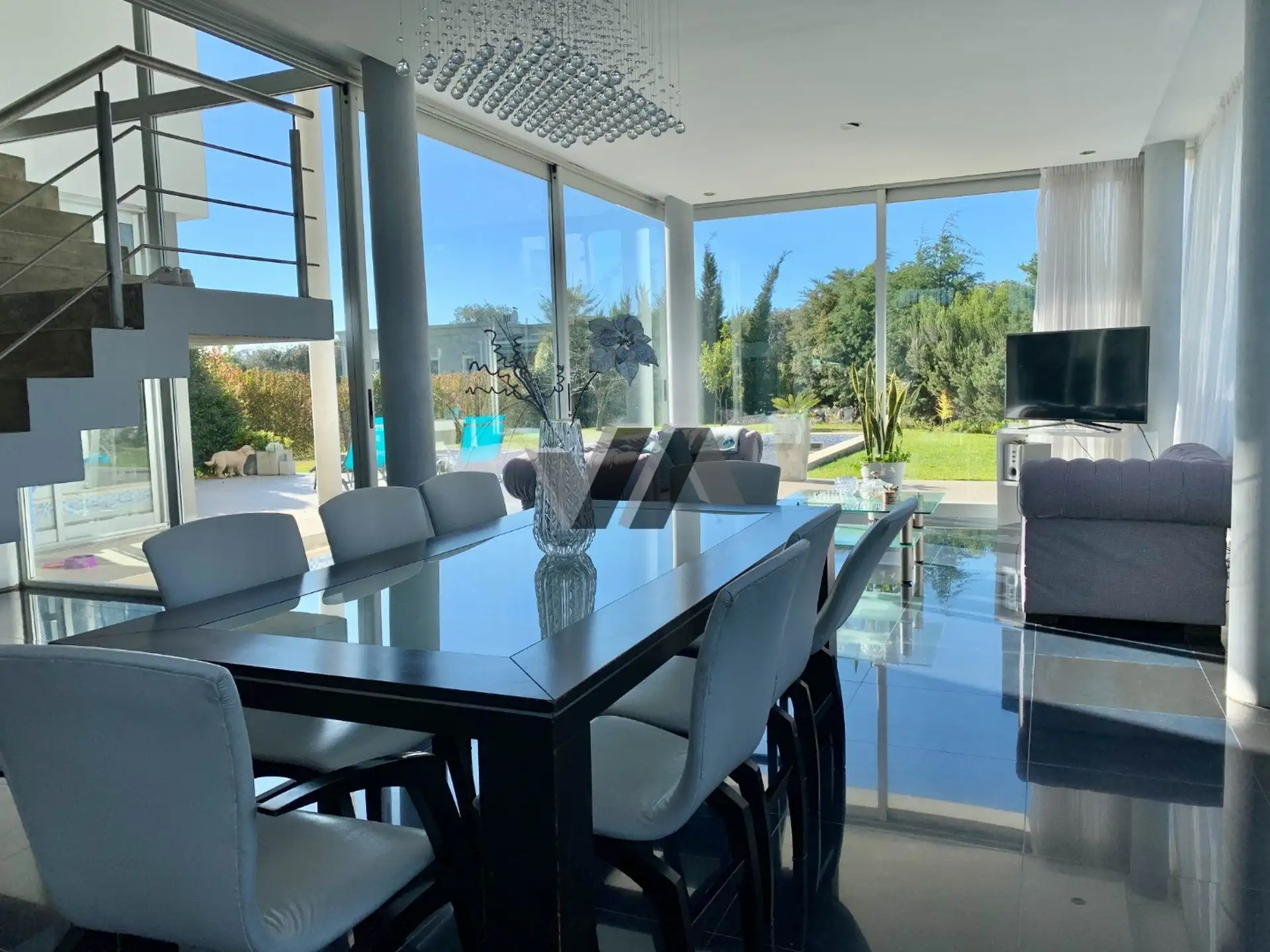 Casa con 4 dormitorios, 280m², piscina y garage doble — Arenas del Sur