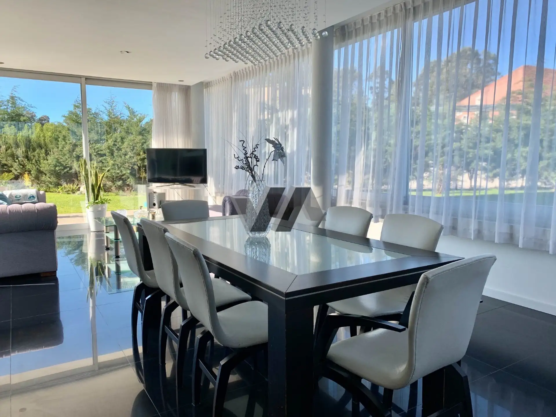 Casa con 4 dormitorios, 280m², piscina y garage doble — Arenas del Sur