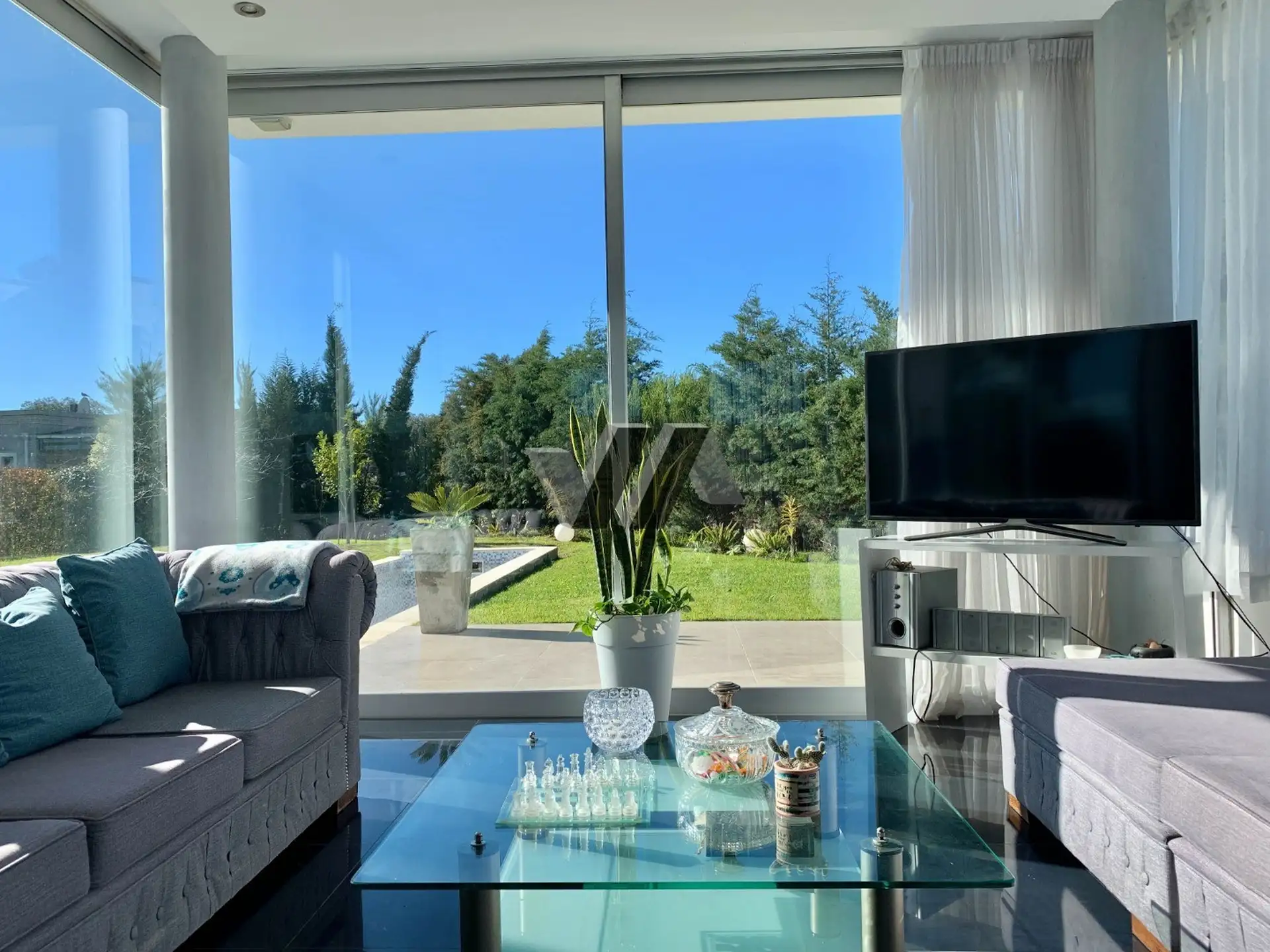 Casa con 4 dormitorios, 280m², piscina y garage doble — Arenas del Sur