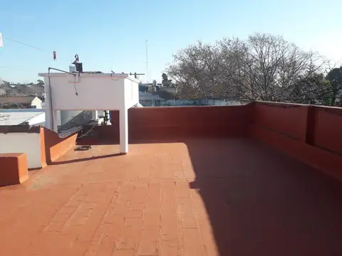 Excelente PH 3 ambientes con gran terraza propia.- Martinez