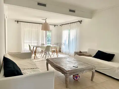 Casa 5 ambientes con 4 baños
