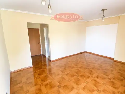 Departamento 4 Ambientes al frente con Balcon y cochera. Excelente ubicación.