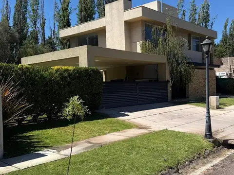 Casa 7 ambientes con 3 baños