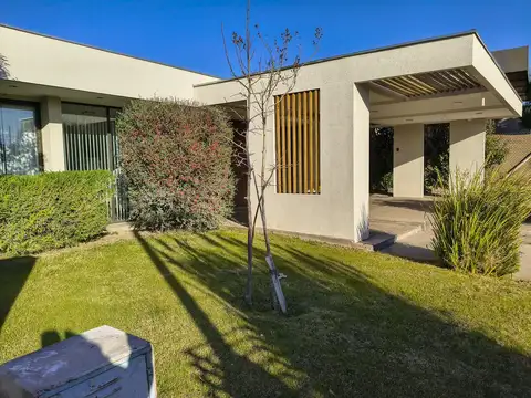 VENTA DE CASA - B° LOMAS DE RUSSELL - MAIPU