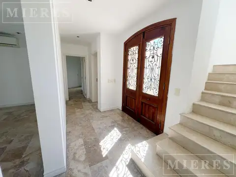 Casa en Alquiler con 2 cocheras