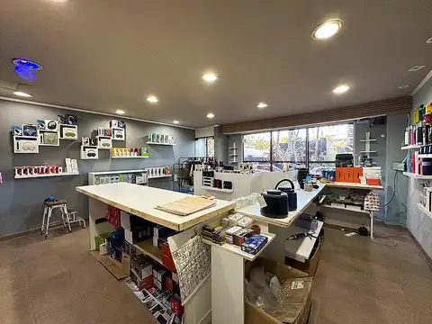 2 Locales comerciales EN VENTA sobre terreno de 600 m2, más vivienda. Monte Grande Centro.