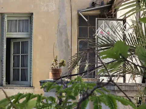 PH 206m2 en primer piso por escalera 6 ambientes con patio terraza y parrilla apto profesional a metros de Cabildo