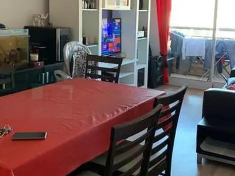 Depto. 3 ambientes cfte. con balcón saliente