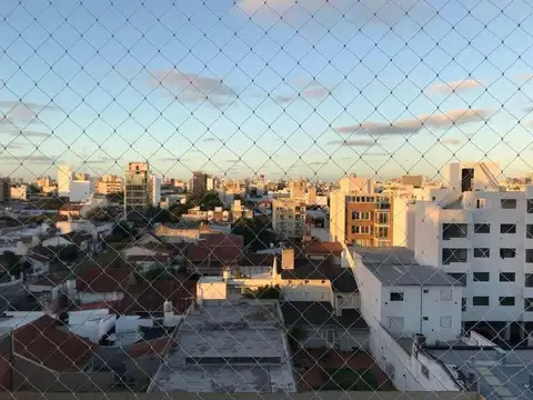 Depto. 3 ambientes cfte. con balcón saliente