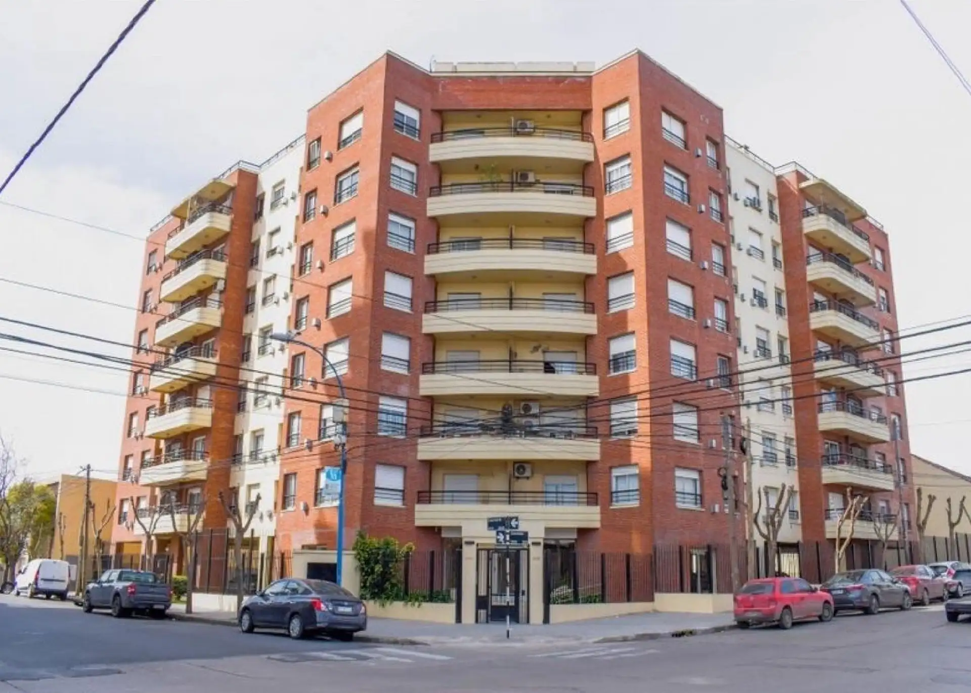Depto. 3 ambientes cfte. con balcón saliente