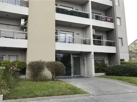 ALQUILER 2 AMBIENTES COCHERA  CASTELAR CENTRO .