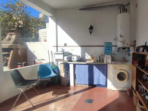 CASA TIPO DUPLEX. 3 DORMITORIOS, 2 BAÑOS, COCHERA Y FONDO LIBRE-APTA A CRÉDITO!