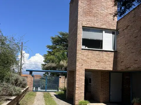 Casa 6 ambientes con 3 baños