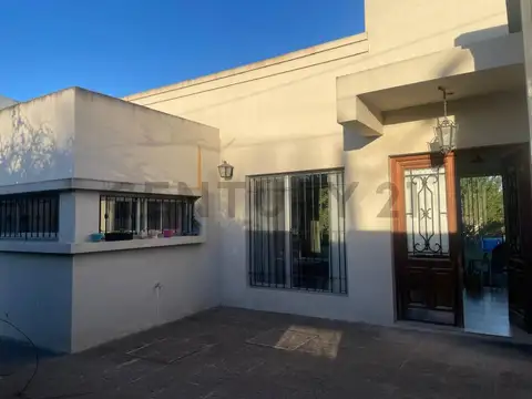 37 Esquina 166 , Piso 0