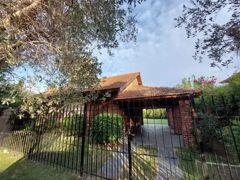 Casa en venta - 2 Dormitorios 1 Baño - Ensenada