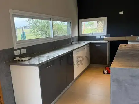 Casa 6 ambientes con 2 baños