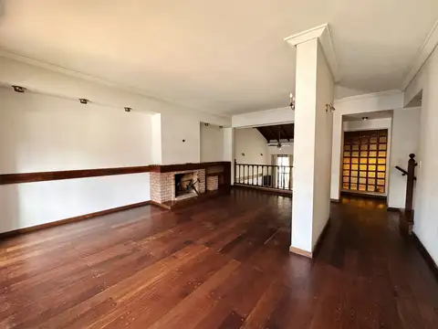 CASA 5 AMB. + JARDIN + COCHERAS *Excelente*