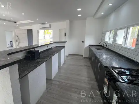 Casa en Venta con 3 cocheras