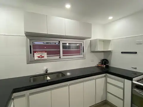 Casa en Alquiler con 3 cocheras