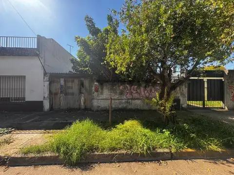 VENTA LOTE  ITUZAINGO CON CASA A REFACCIONAR