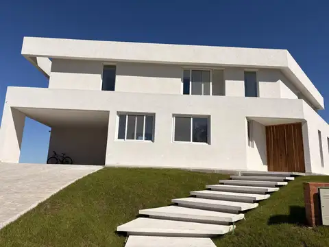 Casa 9 ambientes con 5 baños