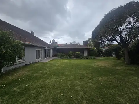 Casa 6 ambientes con 2 baños