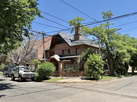 Importante casa con piscina en alquiler ubicada en plena zona residencial de Martínez, San Isidro.