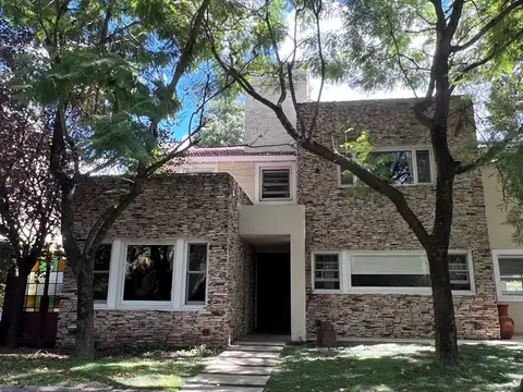 Casa Chalet  en Venta en San Carlos Country Club, Pablo Nogues, Malvinas Argentinas