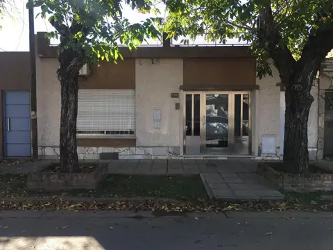 Barrio Belgrano. 2 dormitorios con Dependencias, Jardín y cochera doble.