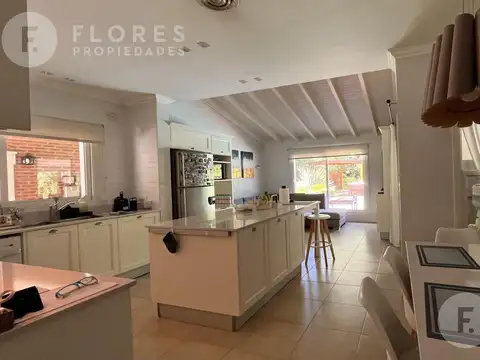 Flores Prop. Vende Casa en La Lomada de PIlar - Pilar