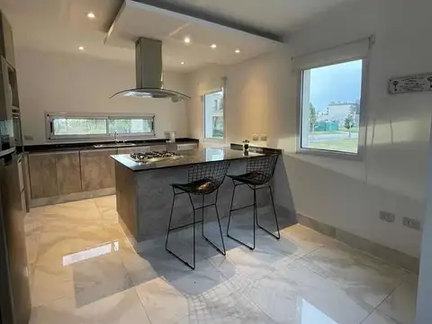Casa 5 ambientes con 3 baños